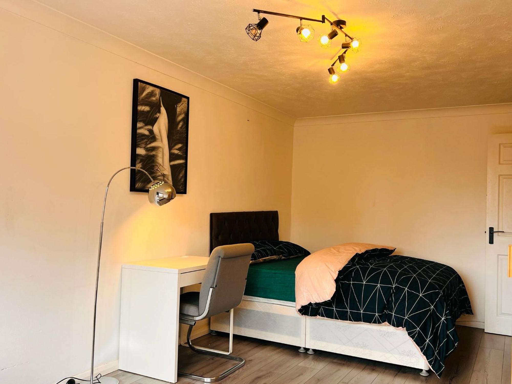 Charming 3-bedroom, Bow, Appartement *