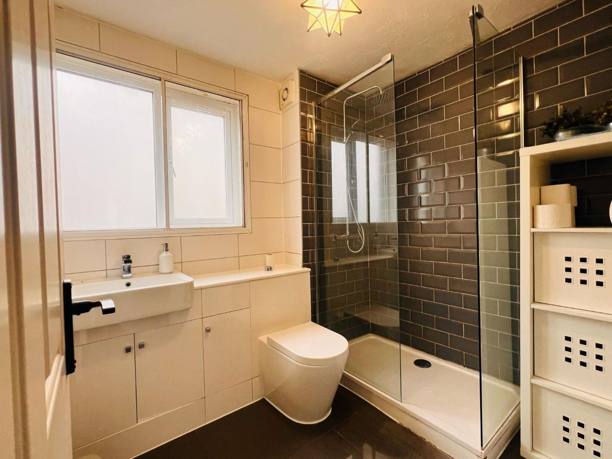 Charming 3-bedroom, Bow, *