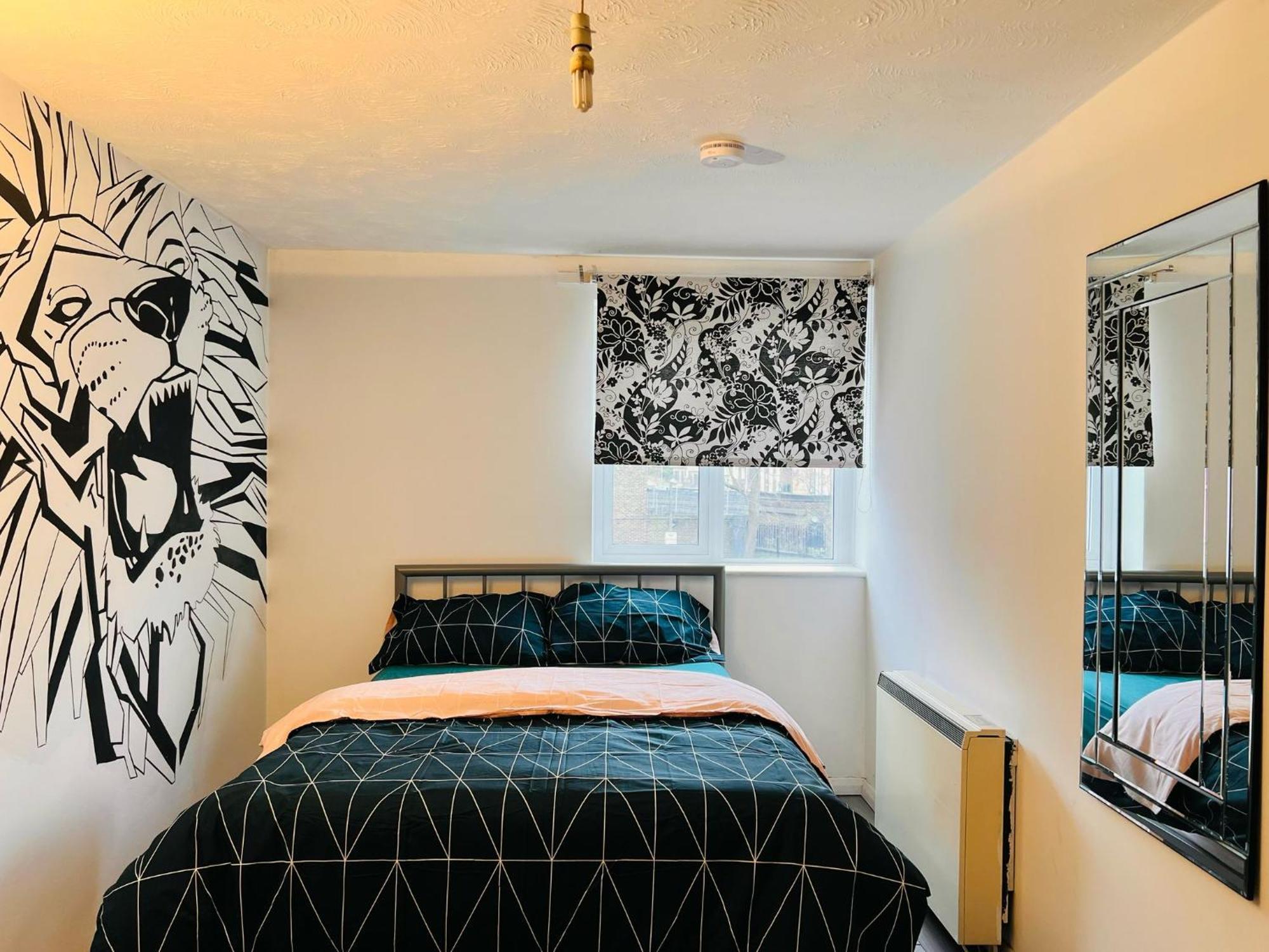 Charming 3-bedroom, Bow, *