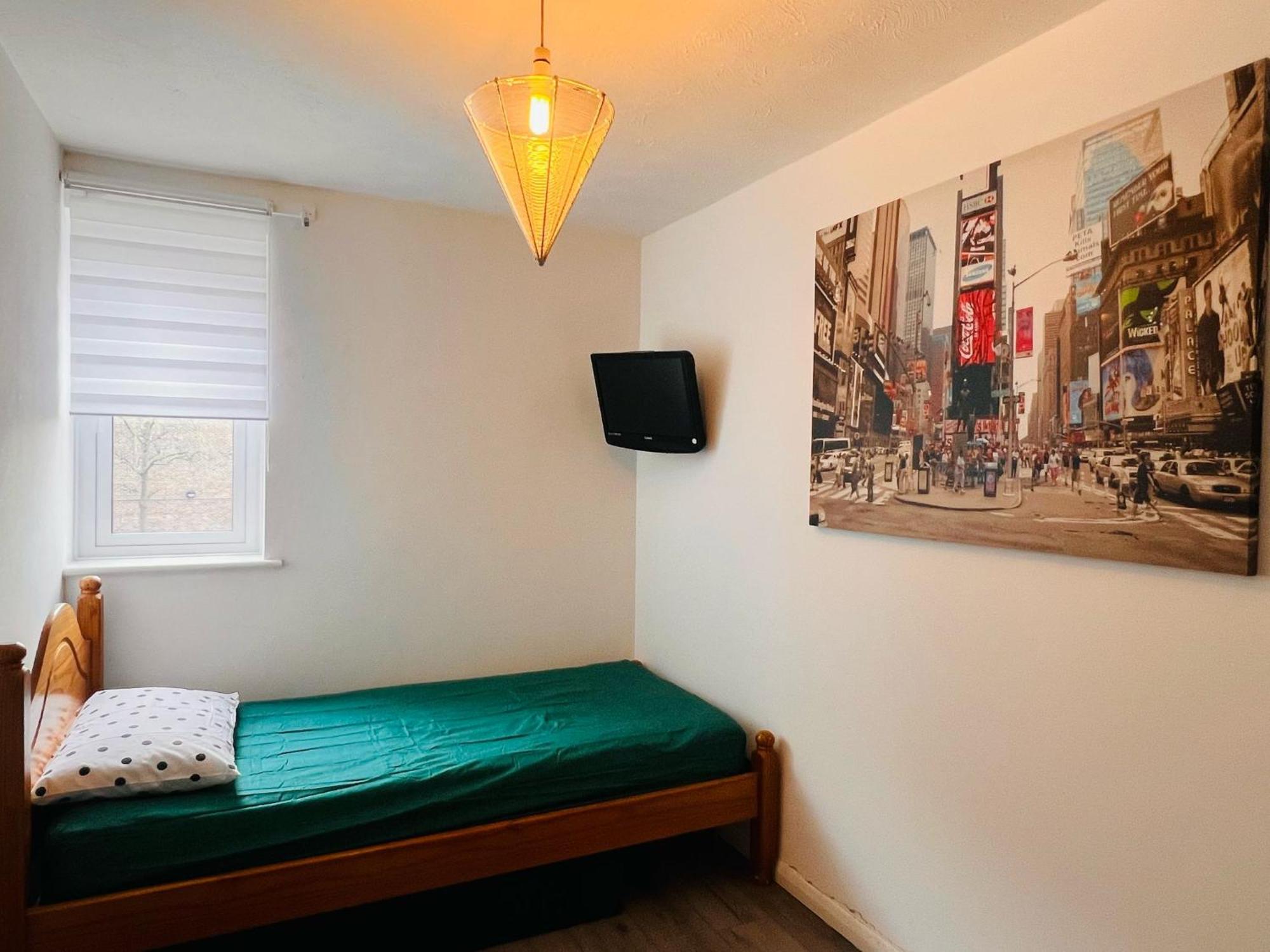 Charming 3-bedroom, Bow, *