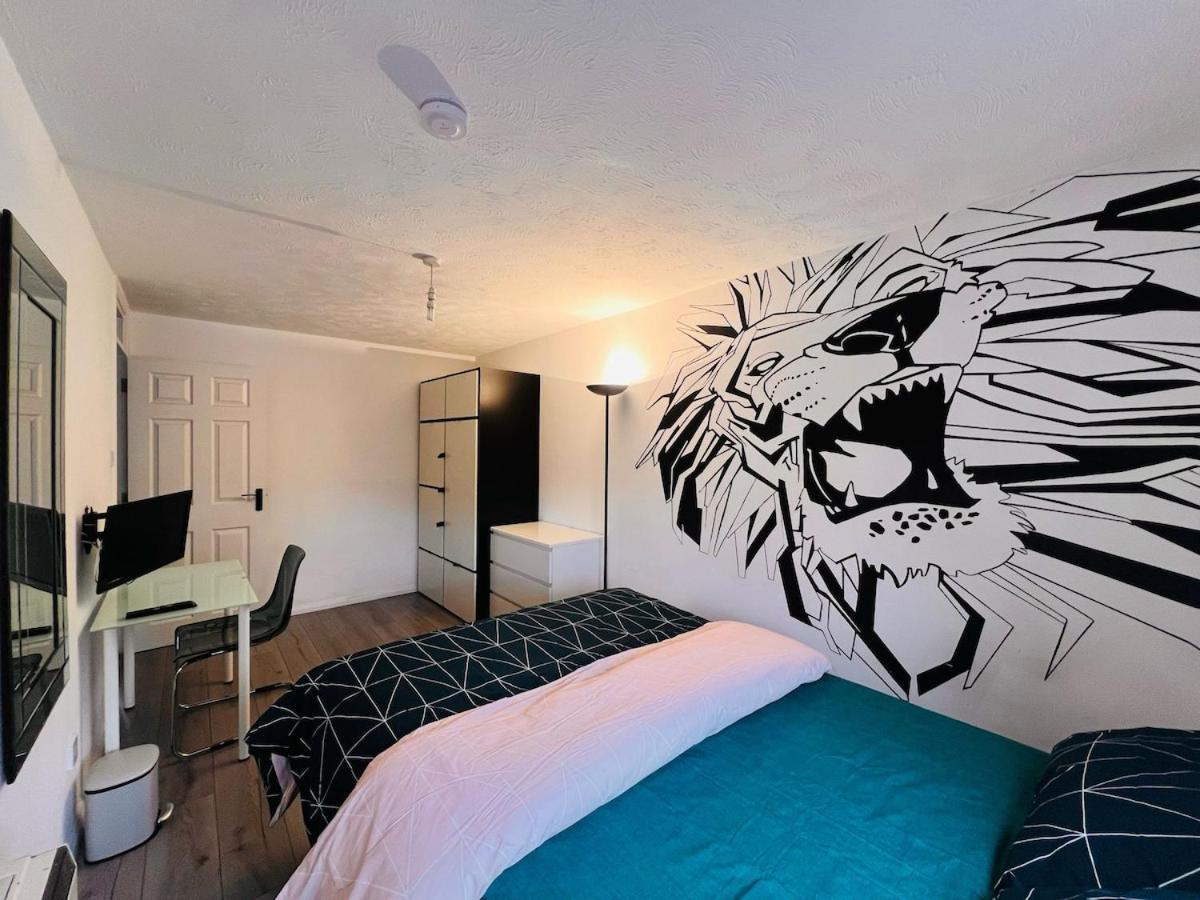 Charming 3-bedroom, Bow, *